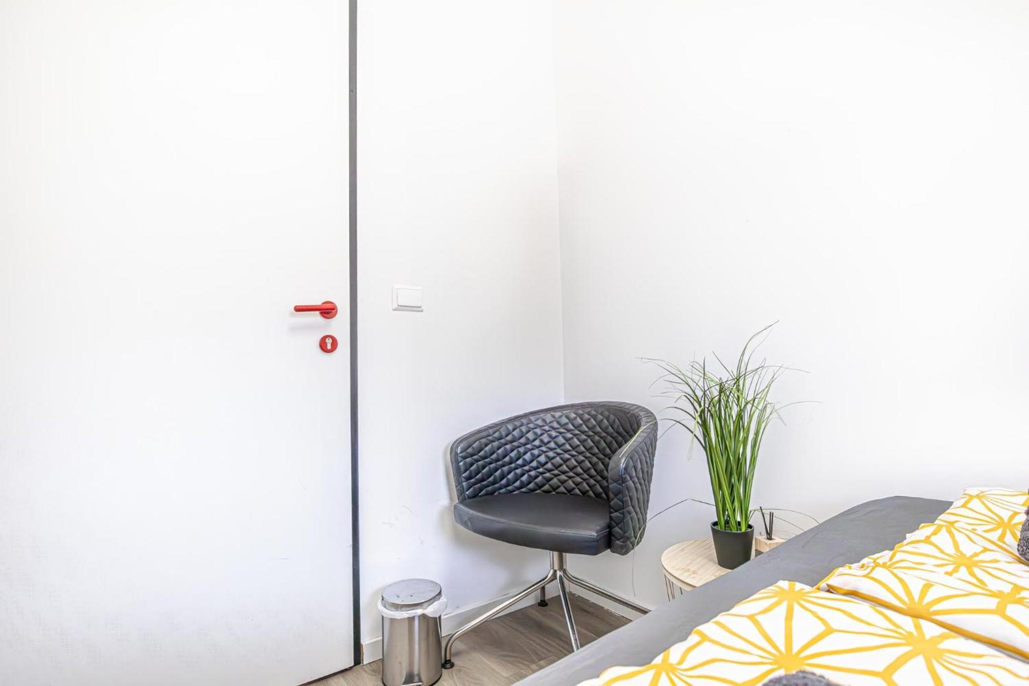 Near Schoenbrunn - Economy Rooms In Shared Apartment At Meidling Train Station Wien Exterior foto