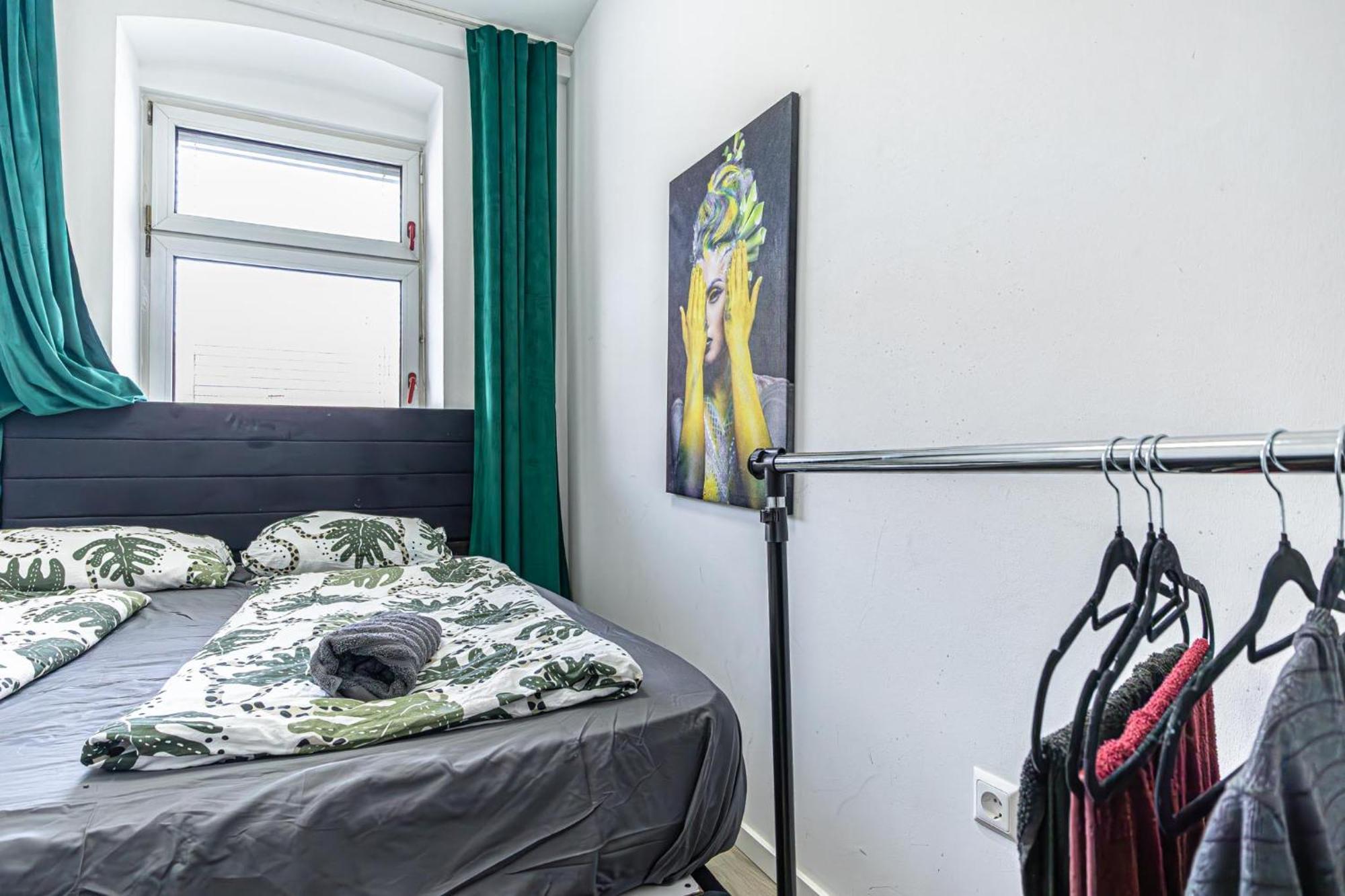Near Schoenbrunn - Economy Rooms In Shared Apartment At Meidling Train Station Wien Exterior foto
