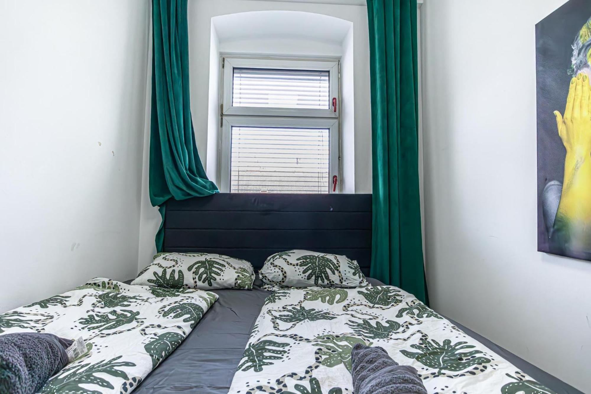 Near Schoenbrunn - Economy Rooms In Shared Apartment At Meidling Train Station Wien Exterior foto