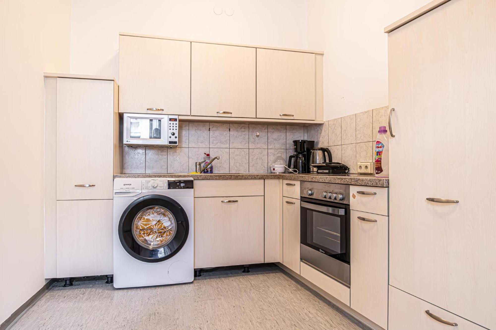Near Schoenbrunn - Economy Rooms In Shared Apartment At Meidling Train Station Wien Exterior foto