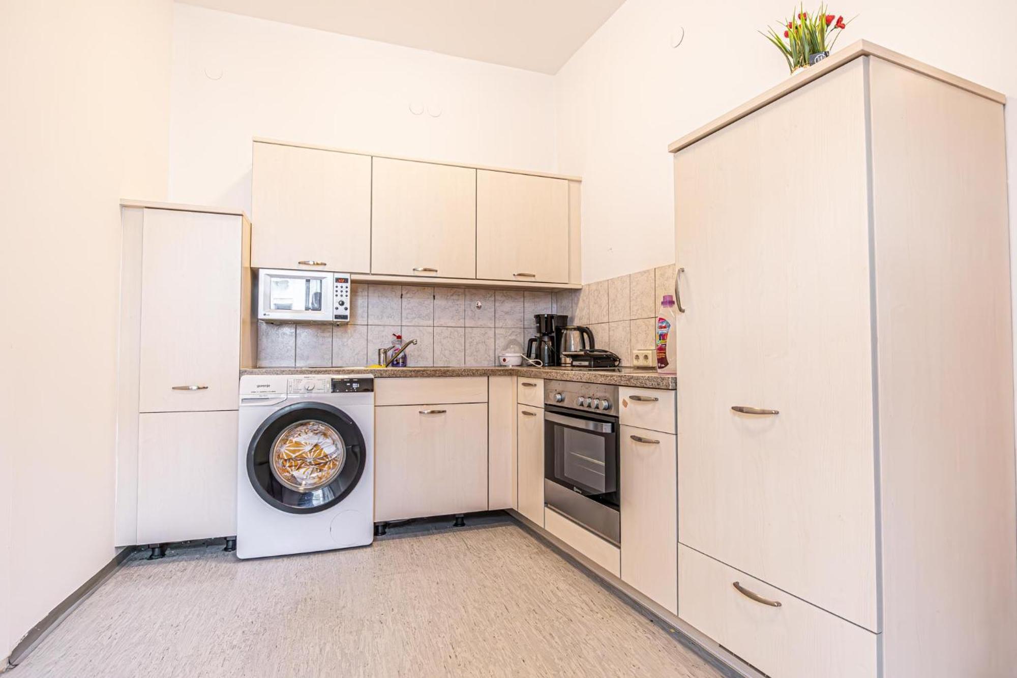 Near Schoenbrunn - Economy Rooms In Shared Apartment At Meidling Train Station Wien Exterior foto